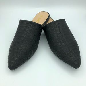 Abata l NWOT trendy black snakeskin mules